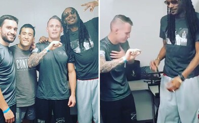 MMA bojovník prvýkrát vyskúšal marihuanu rovno so Snoop Doggom. Tvrdý muž mal s jej fajčením menšie problémy MMA bojovník prvýkrát vyskúšal marihuanu rovno so Snoop Doggom. Tvrdý muž mal s jej fajčením menšie problémy