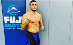 MMA bojovník s jednou rukou zápasí v jedné z největších organizací na světě. Bil se i s dnešní hvězdou UFC