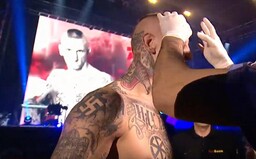 MMA bojovník s nacistickými hákovými krížmi dostal v Rusku nakladačku. Údery na hlavu musel zastaviť rozhodca