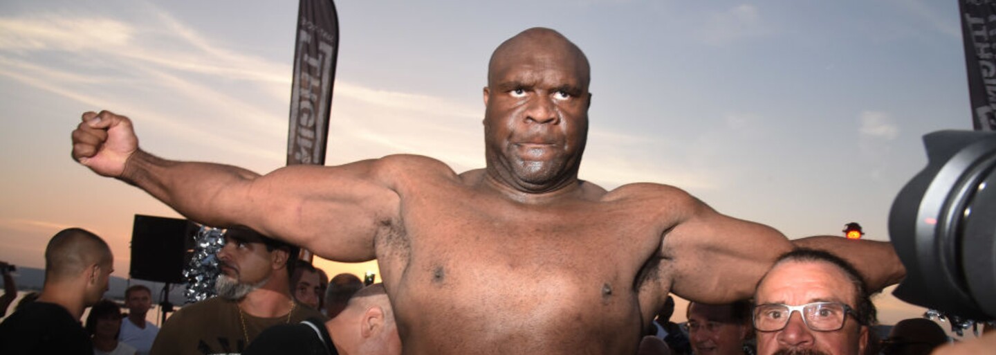 MMA vs. sumo, ale i boj muže proti ženě v Rusku: Podívej se na zápasy s obrovskými váhovými rozdíly