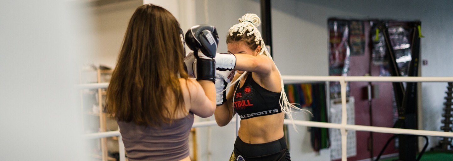 MMA zápasníčka Elina Tauber: Jeden muž ma napadol a chytal ma za prsia. Dala som mu lakeť z otočky a asi som mu zlomila sánku