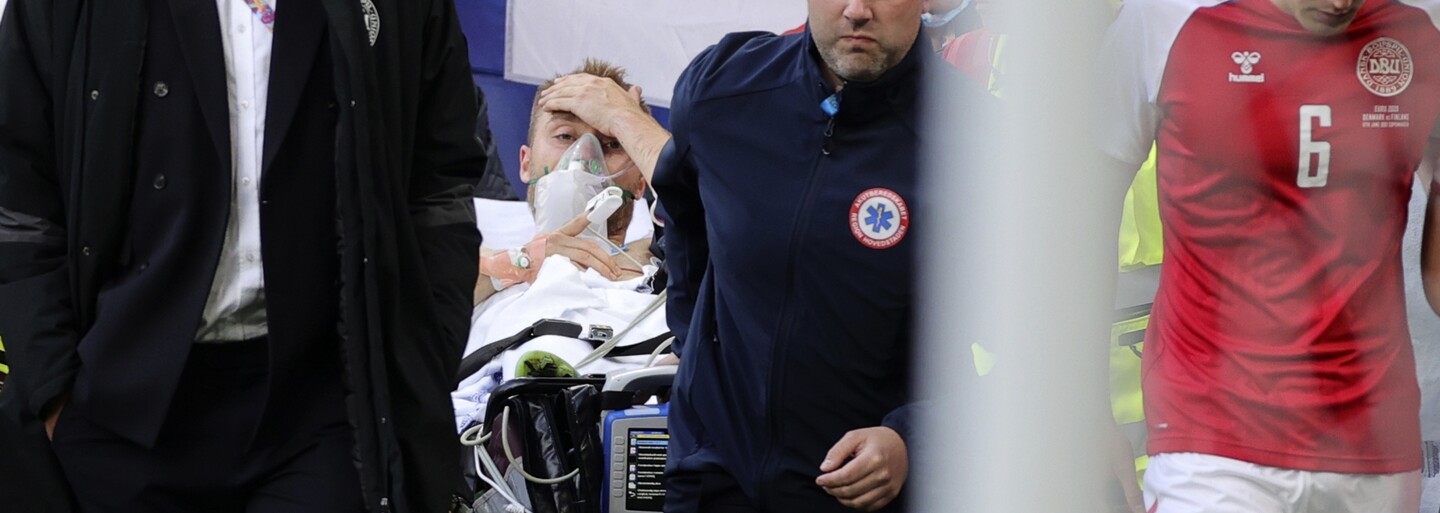 Moc děkuji za podporu, jsem v pořádku, vzkázal z nemocnice dánský fotbalista, kterého museli 15 minut oživovat přímo na hřišti