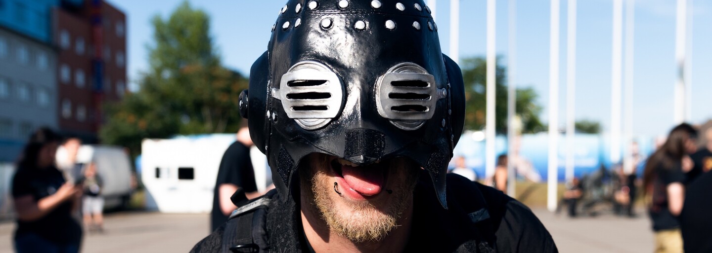 Móda z koncertu Slipknot: Fanoušci se nezalekli horka a zahalili se do černé. Móda je pro jejich subkulturu důležitá