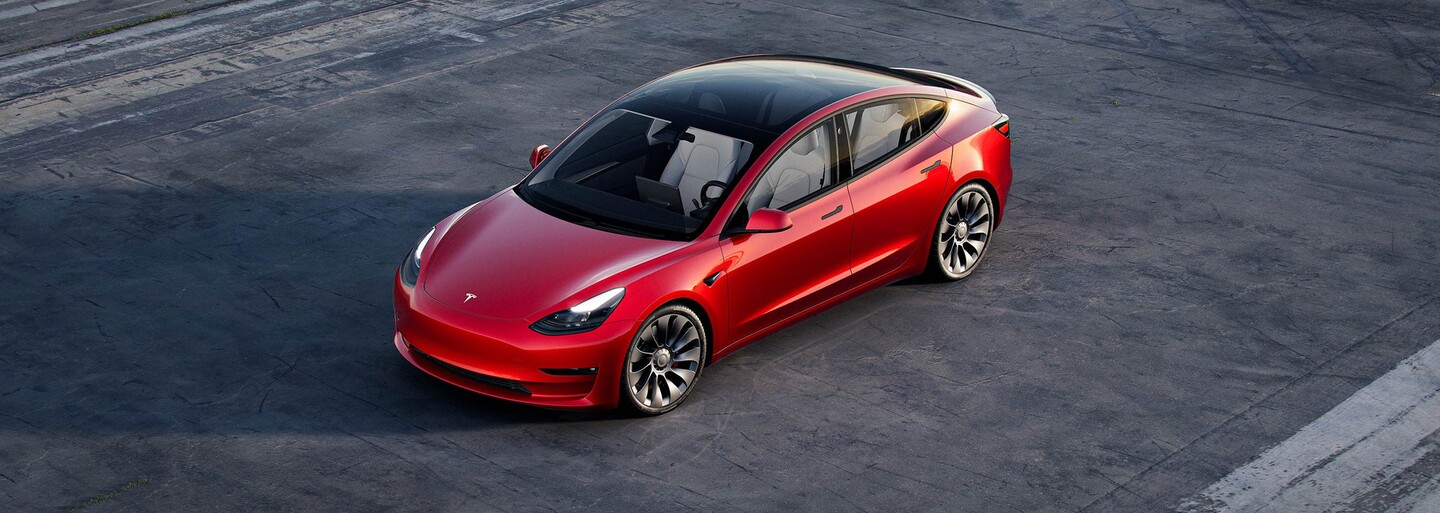 Model 3 od Tesly je nejprodávanějším autem na evropském trhu. Tržní hodnota firmy překonala bilion dolarů