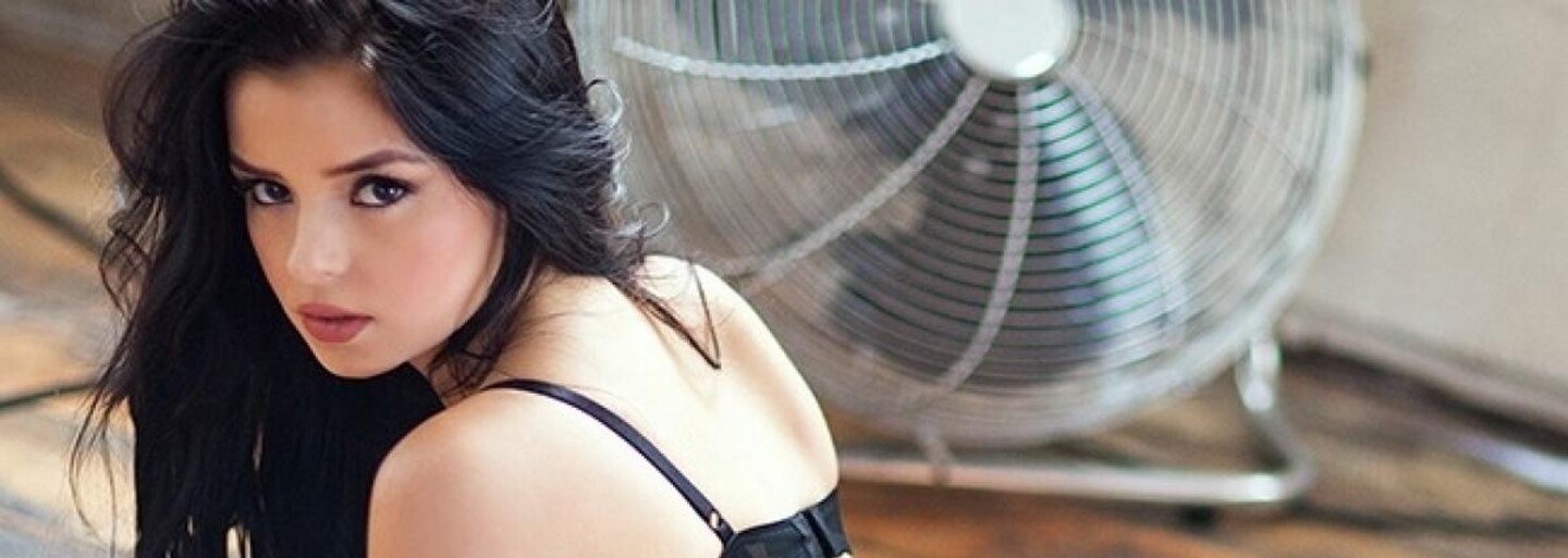 Modelka Demi Rose ukázala své křivky na večírku v opravdu odvážných šatech