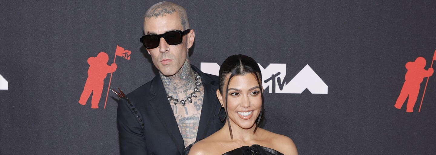 Modelka Kourtney Kardashian a bubeník kapely Blink 182 Travis Barker sa zasnúbili. Nechýbali červené ruže, sviečky, pláž a more