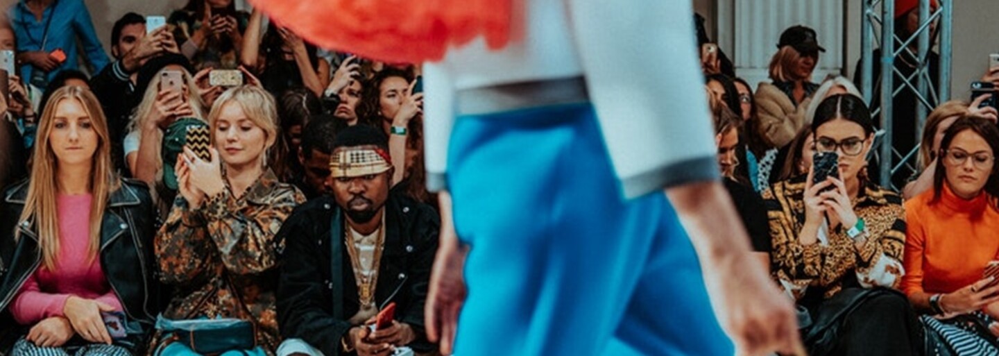 Modelka Slick Woods odkráčala prehliadku s pôrodnými bolesťami. O pár hodín porodila zdravého syna