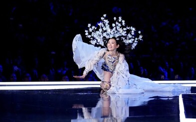 Modelka zažila na show Victoria's Secret hrozivý pád. S trapasem si poradila brilantním způsobem Modelka zažila na show Victoria's Secret hrozivý pád. S trapasem si poradila brilantním způsobem