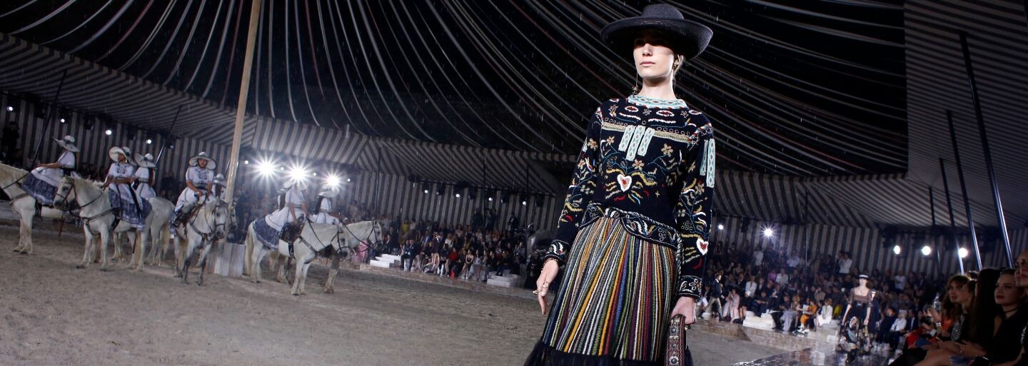 Módna prehliadka Dior Cruise 2019 sa uskutočnila v stajni. Exkluzívne róby predvádzali modelky počas jazdy na koňoch