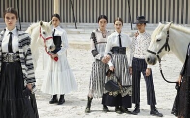 Módna prehliadka Dior Cruise 2019 sa uskutočnila v stajni. Exkluzívne róby predvádzali modelky počas jazdy na koňoch Módna prehliadka Dior Cruise 2019 sa uskutočnila v stajni. Exkluzívne róby predvádzali modelky počas jazdy na koňoch