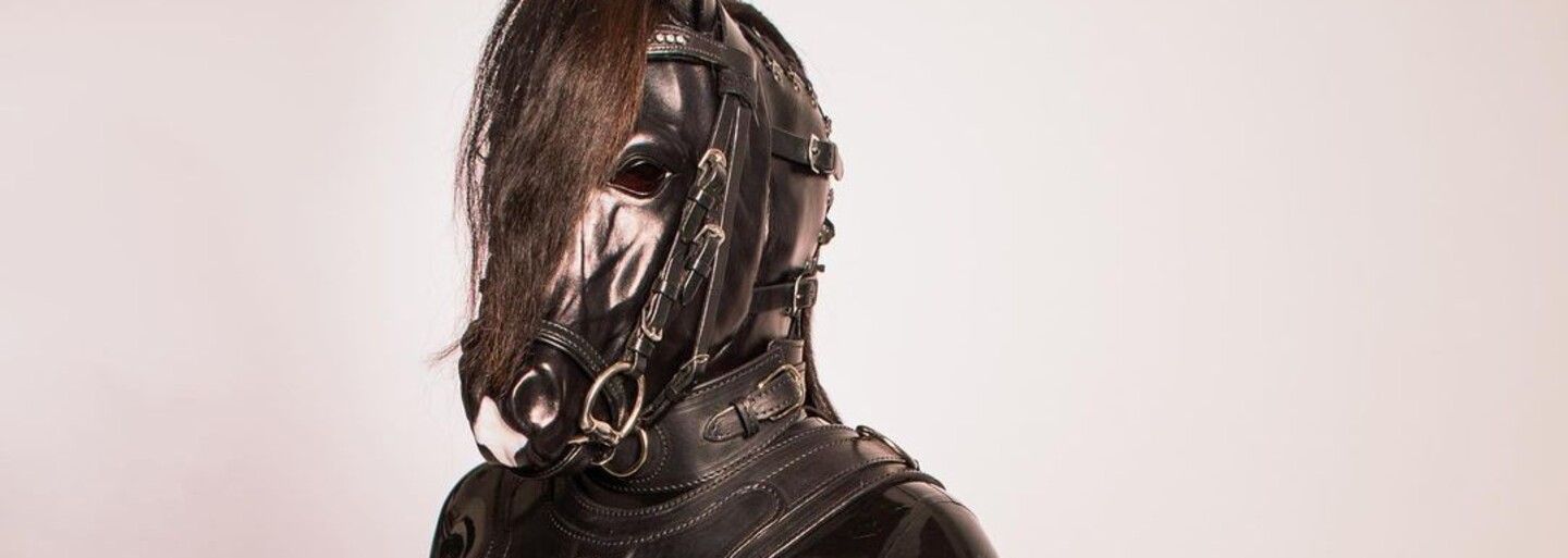 Moja výbava stála takmer 8 000 eur. So ženou uprednostňujeme asexuálny pony play, hovorí kôň Porthos Black Pearls (Rozhovor)