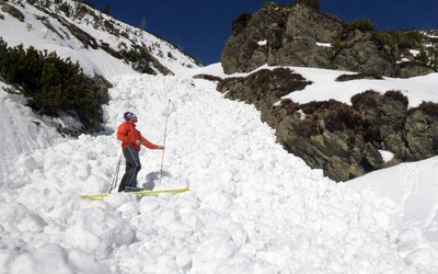 Mokrý sneh komplikuje situáciu na horách. V Tatrách platí druhý stupeň lavínového nebezpečenstva