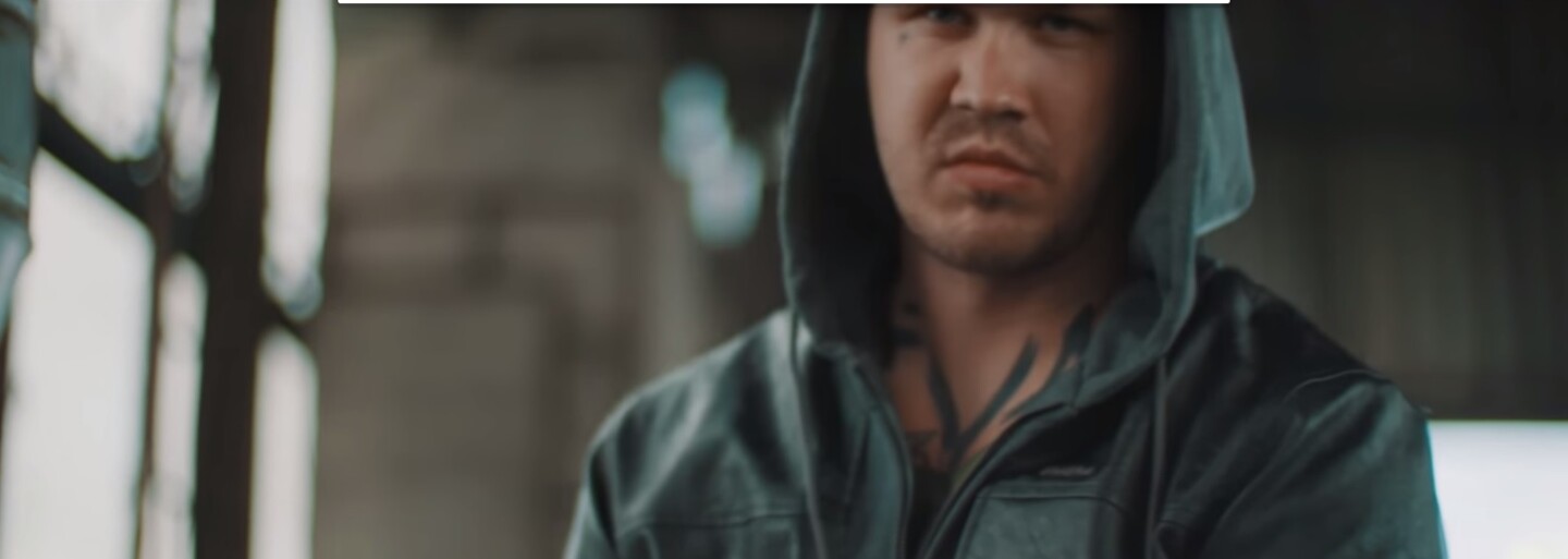 Momo posiela v najnovšom videoklipe odkaz všetkým Egovým klonom