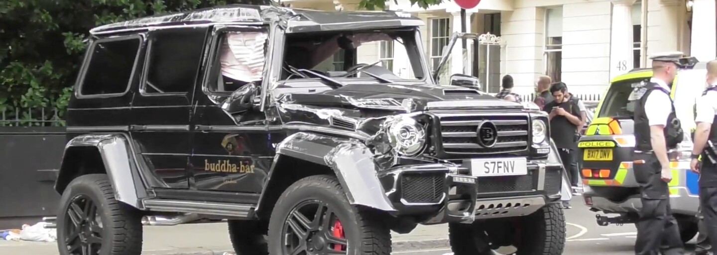 Monstrózní G 500 4x4² v úpravě od Brabusu zůstalo po střetu s Toyotou a zastávkou ležet na boku