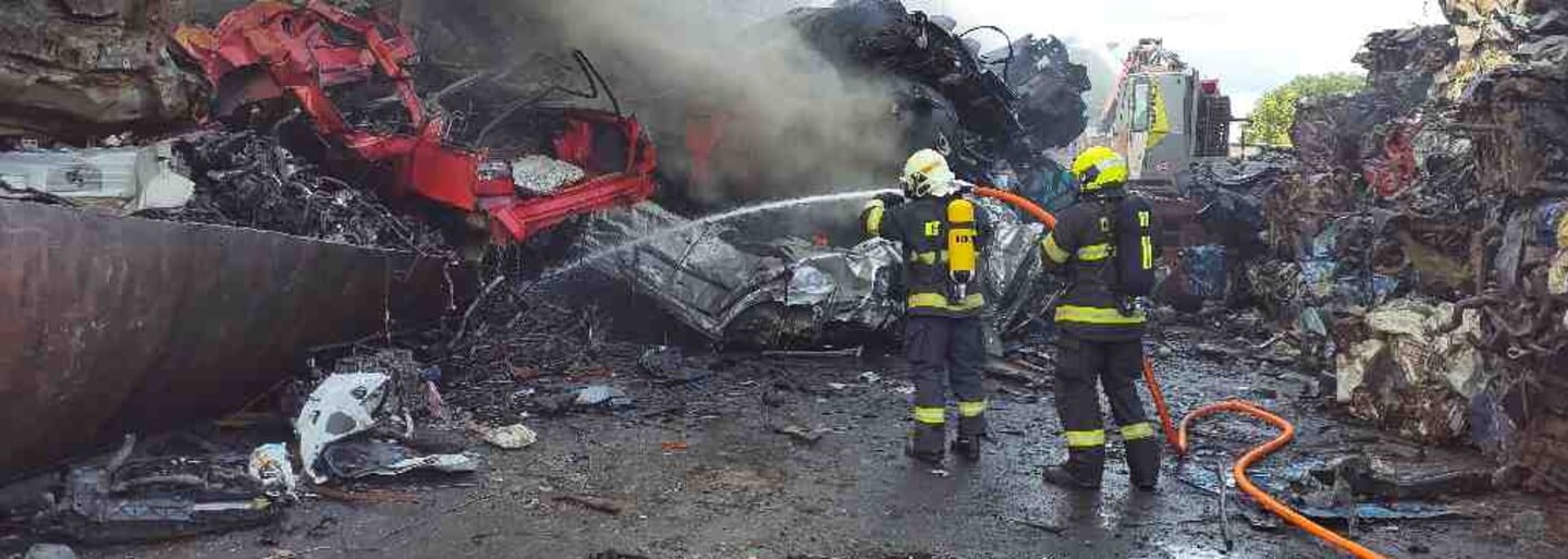 Moravský Krumlov zachvátil požár. Hoří autovraky