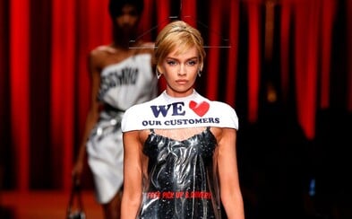 Moschino prodává igelitový obal na spodní prádlo z čistírny v podobě šatů za 16 000 Kč Moschino prodává igelitový obal na spodní prádlo z čistírny v podobě šatů za 16 000 Kč