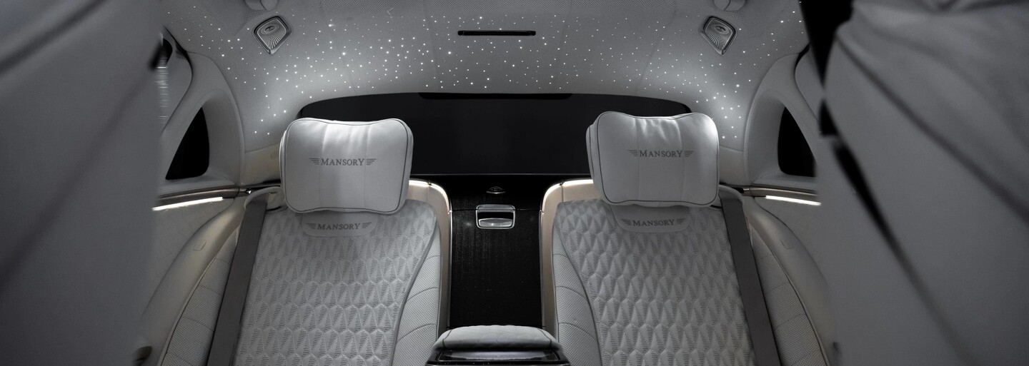 Motor V12, 720 koní, dvojfarebné lakovanie, snehobiely interiér a strop posiaty LED svetlami. To je Maybach od Mansory