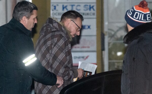 Môžete pozerať do plafónu, ja som čítal trestný poriadok. Povedal Dobroslav Trnka po prepustení z policajnej cely