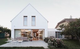 Možno najkrajší dom, ktorý tento rok uvidíš. V Ivanke pri Dunaji vyrástol príbytok inšpirovaný škandinávskym štýlom minimalizmu