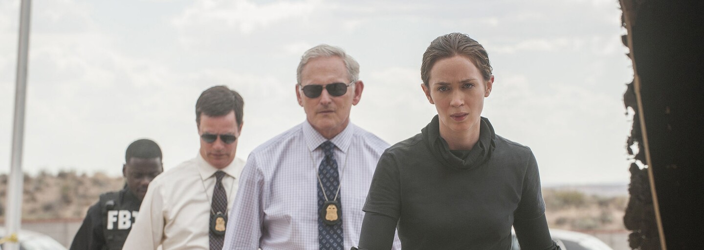 Mrazivé Sicario od Villeneuva poskytuje ďalší dychberúci thrillerový zážitok (Recenzia)