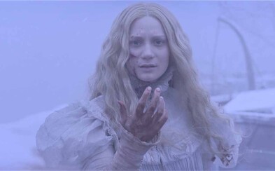 Mrazivý horor Crimson Peak od Del Tora sa pripomína tajomnou scénou z filmu Mrazivý horor Crimson Peak od Del Tora sa pripomína tajomnou scénou z filmu