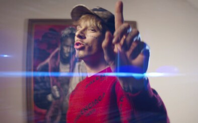 Můj život je trash, říká Logic v novém videoklipu Nevzlátejte. Album Sbohem Roxano vyjde už za několik dní Můj život je trash, říká Logic v novém videoklipu Nevzlátejte. Album Sbohem Roxano vyjde už za několik dní
