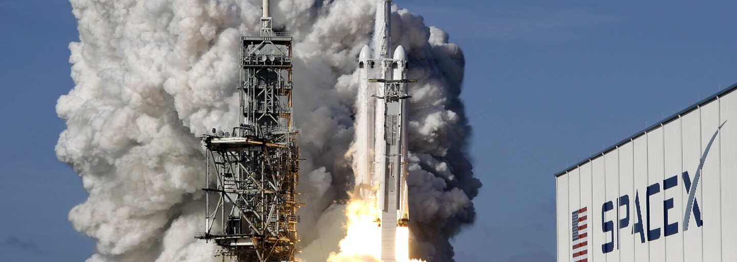 Muskova raketa Falcon Heavy úspěšně odstartovala a vyletěla do vesmíru. Přinést má epické pohledy