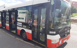 Muž byl řidičem trolejbusu v Brně vyzván, aby si nasadil roušku. Ten mu za to prokopl dveře