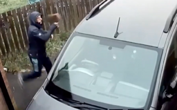 Muž chcel tehlou rozbiť okno auta, odrazila sa mu naspäť do tváre a zranila ho. Všetko zaznamenala kamera