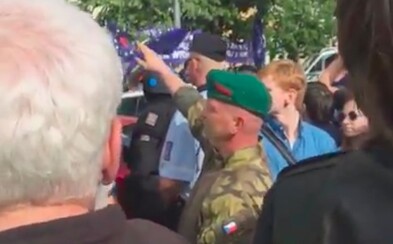 Muž hajloval na Václaváku před zraky policie. Ta z taktických důvodů nezasáhla Muž hajloval na Václaváku před zraky policie. Ta z taktických důvodů nezasáhla