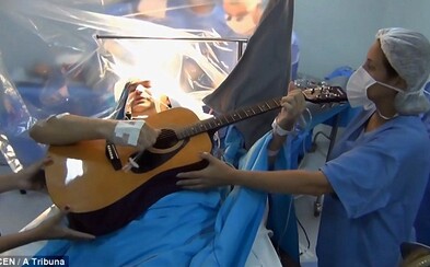 Muž hral počas operácie mozgu na gitaru. Lekári nielenže monitorovali, či postupujú správne, ale Rolden stihol aj vyznať lásku manželke Muž hral počas operácie mozgu na gitaru. Lekári nielenže monitorovali, či postupujú správne, ale Rolden stihol aj vyznať lásku manželke