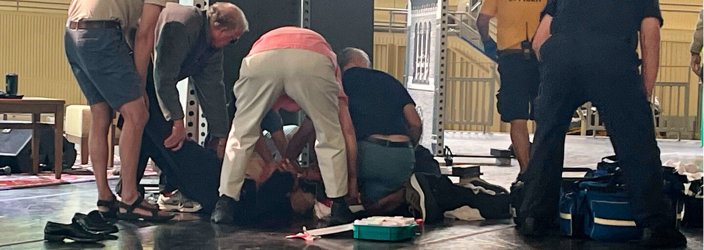 Muž obvinený z atentátu na spisovateľa Salmana Rushdieho sympatizuje s islamským extrémizmom