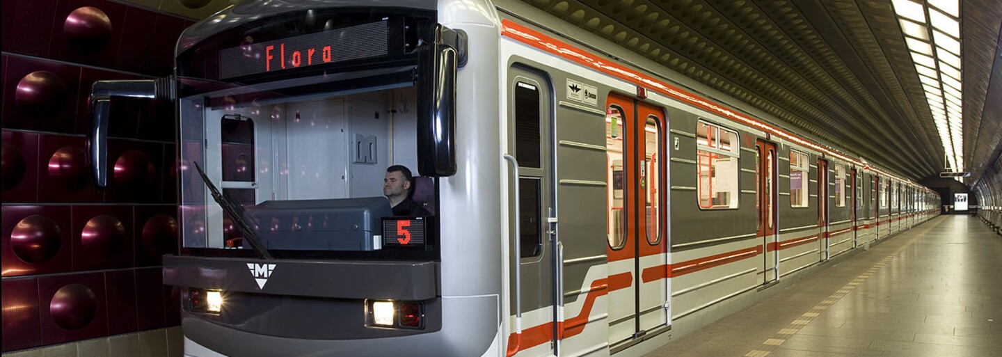 Muž po slovní rozepři v pražském metru pobodal dalšího muže. Policie hledá svědky