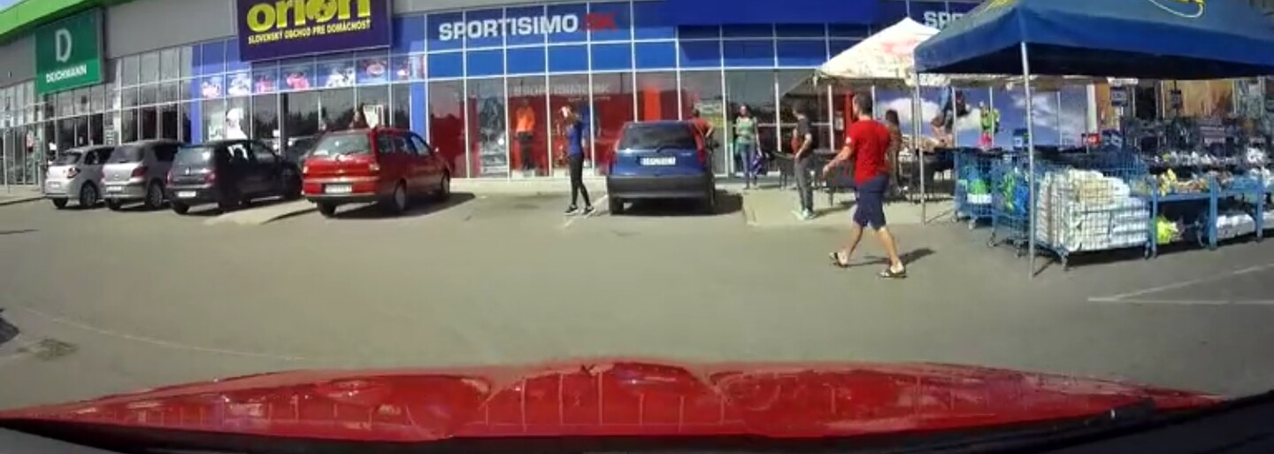 Muž pohotovo zneškodnil zlodeja v Galante. Nezaváhal, autom mu zablokoval cestu a spacifikoval ho
