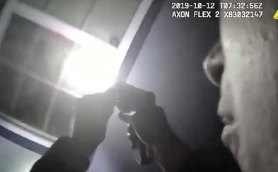 Muž poprosil o prohlídku domu své sousedky, protože měla v noci otevřené dveře. Při obhlídce policista ženu zastřelil Muž poprosil o prohlídku domu své sousedky, protože měla v noci otevřené dveře. Při obhlídce policista ženu zastřelil