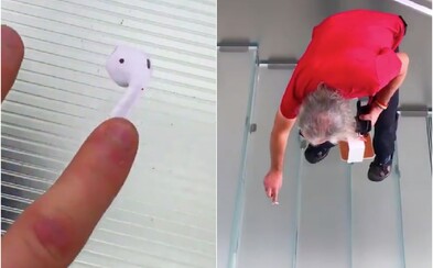 Muž rozmiestnil po metropole nálepky pripomínajúce AirPody. Sleduj video, ako sa ich ľudia snažili odlepiť zo zeme Muž rozmiestnil po metropole nálepky pripomínajúce AirPody. Sleduj video, ako sa ich ľudia snažili odlepiť zo zeme