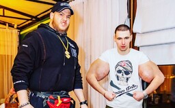 Muž s bicepsy jako Pepek námořník se připravuje na další MMA zápas. Tentokrát ho trénuje ruský Hulk