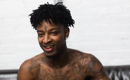 Muž s dýkou na čele, Morgan Freeman a legendární producent nahráli rapové album. Savage Mode II je nemilosrdný kousek (Recenze)