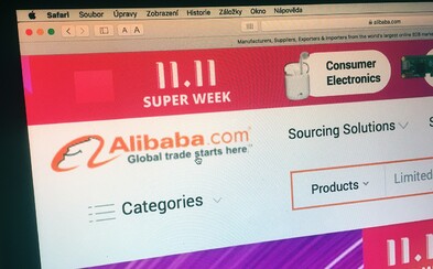 Muž se opil a pak nakupoval oblečení přes internet. Omylem objednal i živého páva, prase a gigantického mloka Muž se opil a pak nakupoval oblečení přes internet. Omylem objednal i živého páva, prase a gigantického mloka