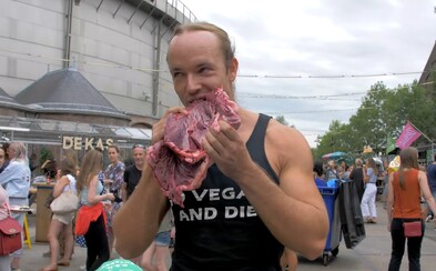 Muž na veganském festivalu pojídal syrové maso. Na tričku měl pro návštěvníky drsný vzkaz Muž na veganském festivalu pojídal syrové maso. Na tričku měl pro návštěvníky drsný vzkaz