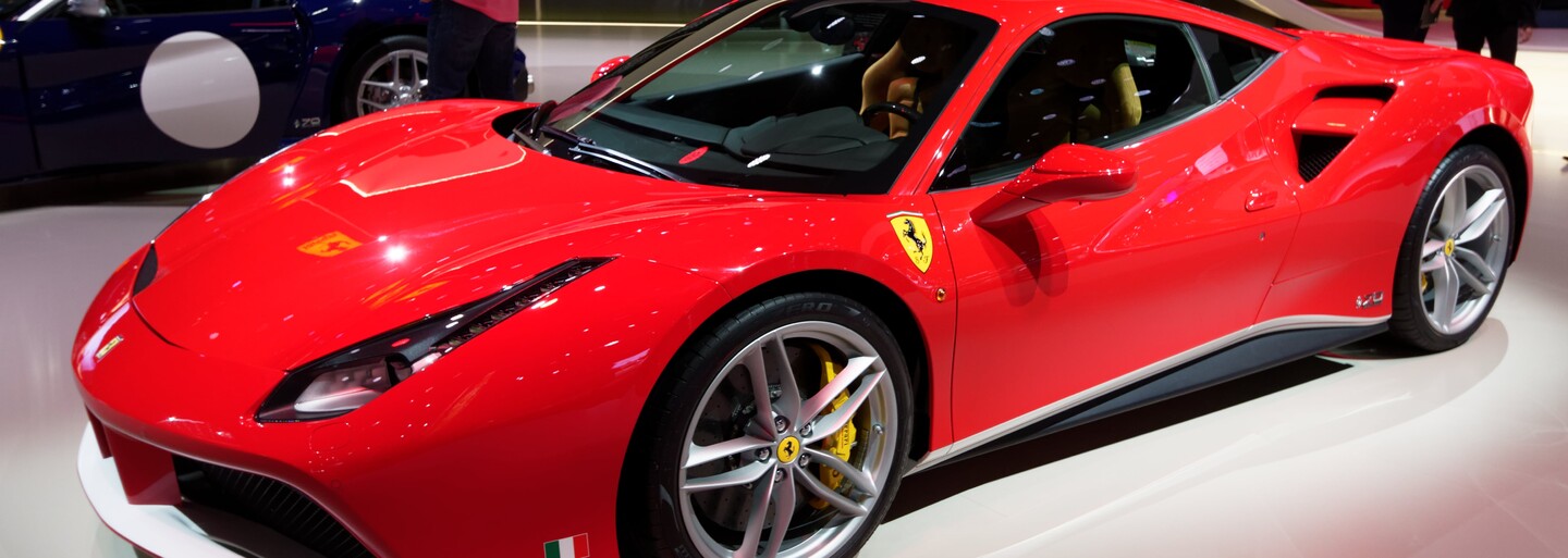 Muž si v Praze půjčil luxusní ferrari za šest milionů korun a už ho nevrátil. Hledá ho policie