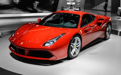 Muž si v Praze půjčil luxusní ferrari za šest milionů korun a už ho nevrátil. Hledá ho policie Muž si v Praze půjčil luxusní ferrari za šest milionů korun a už ho nevrátil. Hledá ho policie