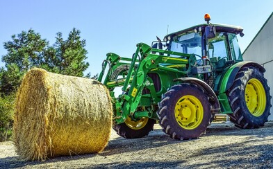 Muž si vyjel s kradeným traktorem nakoupit cigarety. Když havaroval, ukradl kolový nakladač, aby traktor vyprostil Muž si vyjel s kradeným traktorem nakoupit cigarety. Když havaroval, ukradl kolový nakladač, aby traktor vyprostil