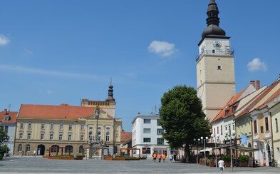 Muž so zbraňou ohrozoval ľudí na námestí v Trnave, policajti museli použiť varovný výstrel Muž so zbraňou ohrozoval ľudí na námestí v Trnave, policajti museli použiť varovný výstrel