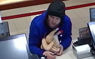 Muž ukradol z reštaurácie obrovskú nádobu na sprepitné, pomohol si gumeným kurčaťom Muž ukradol z reštaurácie obrovskú nádobu na sprepitné, pomohol si gumeným kurčaťom