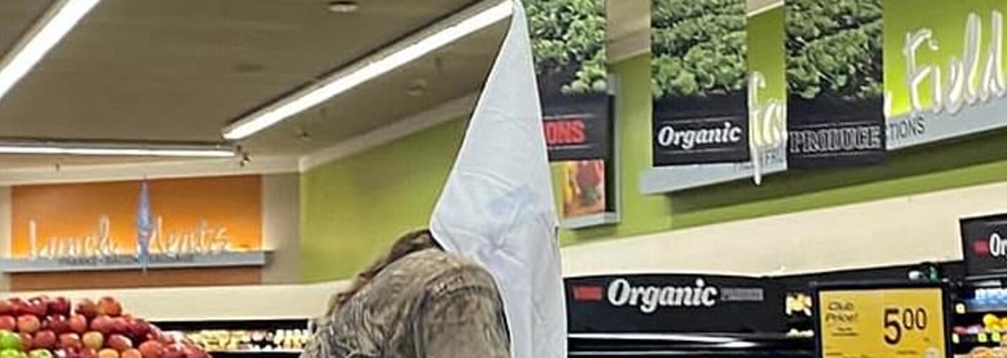 Muž v Kalifornii si místo roušky vzal do supermarketu masku Ku Klux Klanu