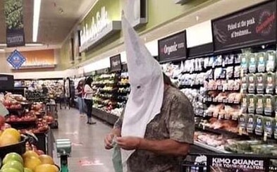 Muž v Kalifornii si místo roušky vzal do supermarketu masku Ku Klux Klanu Muž v Kalifornii si místo roušky vzal do supermarketu masku Ku Klux Klanu