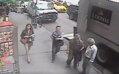 Muž v New Yorku ukradol vedro plné zlata v hodnote 1,5-milióna eur. Za bieleho dňa využil moment, keď si strážnik odskočil Muž v New Yorku ukradol vedro plné zlata v hodnote 1,5-milióna eur. Za bieleho dňa využil moment, keď si strážnik odskočil