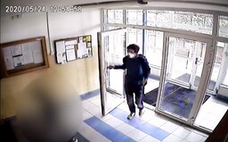 Muž v Praze sledoval 11letou dívku domů, pak ji zneužil ve výtahu
