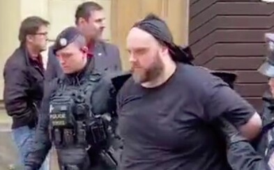 Muž vytáhl na obsluhu Poslanecké sněmovny nůž. Prý protestuje proti systému Muž vytáhl na obsluhu Poslanecké sněmovny nůž. Prý protestuje proti systému